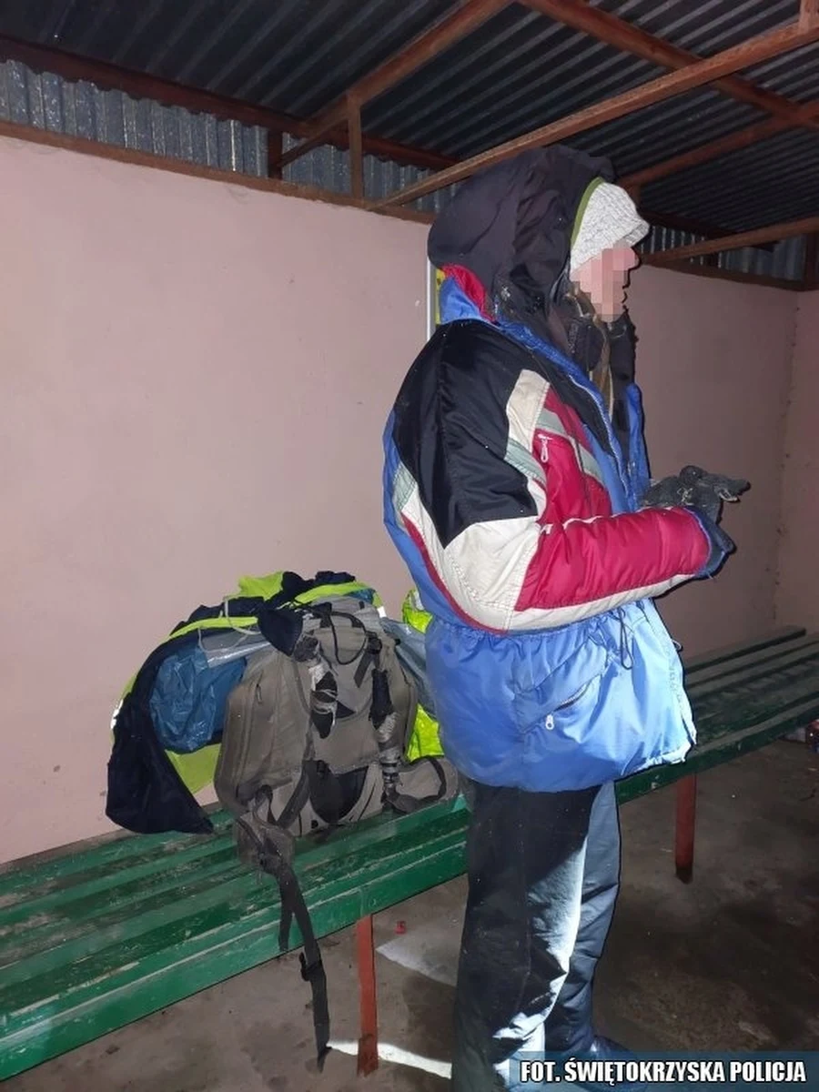 Policjanci z Działoszyc pomogli 60-latkowi z Francji, który wybrał się pieszo w podróż po świecie. Mężczyzna z dużą liczbą bagaży siedział wieczorem na przystanku autobusowym w Niewiatrowicach. Zainteresował się nim policyjny patrol.   

