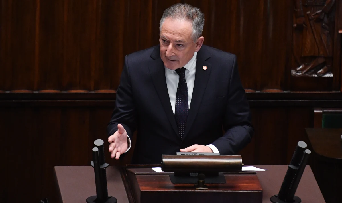 Minister kultury i dziedzictwa narodowego Bartłomiej Sienkiewicz odwołał zarząd spółki Pałac Saski; zmianie uległ też skład rady nadzorczej. Powodem - jak stwierdzono - jest troska o prawidłowe wydatkowanie środków publicznych. Odbudowa Pałacu Saskiego i Pałacu Brühla stanęła pod znakiem zapytania. Miała kosztować budżet 2,5 mld złotych.