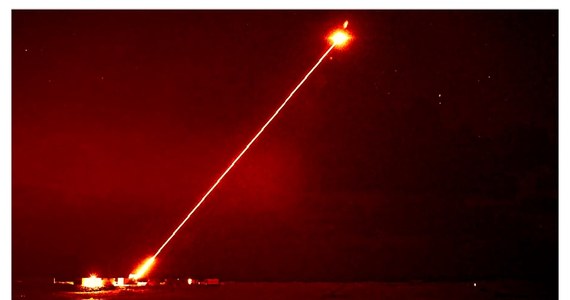 Ministerstwo Obrony Wielkiej Brytanii przeprowadziło pierwszą udaną próbę lasera bojowego. DragonFire ma służyć do zwalczania celów powietrznych na duże odległości i działa z precyzją pozwalającą trafić monetę z kilometra. Jest do tego absurdalnie tani w użyciu.