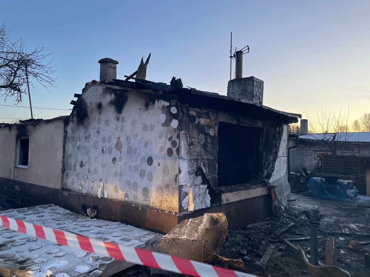 Ciała dwojga małych dzieci znaleźli strażacy podczas akcji gaśniczej w budynku przy ul. Stokrotki w Gdańsku. Ofiary miały rok i 3 lata. Dwie osoby trafiły do szpitala. 