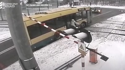 Dramatyczna ucieczka pasażerów. Autobus utknął na przejeździe kolejowym