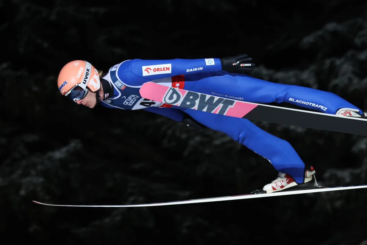 Ośmiu Polaków awansowało do niedzielnego konkursu indywidualnego Pucharu Świata w skokach narciarskich w Zakopanem. Najlepszy w kwalifikacjach okazał się Austriak Stefan Kraft.