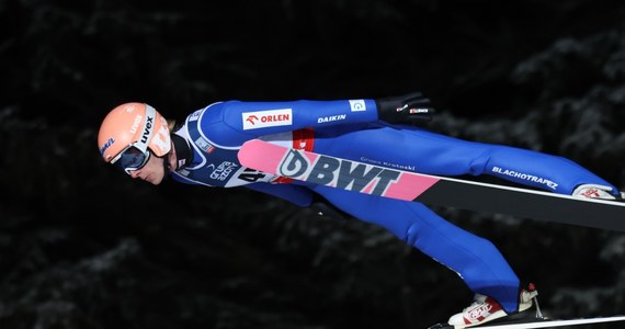 Ośmiu Polaków awansowało do niedzielnego konkursu indywidualnego Pucharu Świata w skokach narciarskich w Zakopanem. Najlepszy w kwalifikacjach okazał się Austriak Stefan Kraft.
