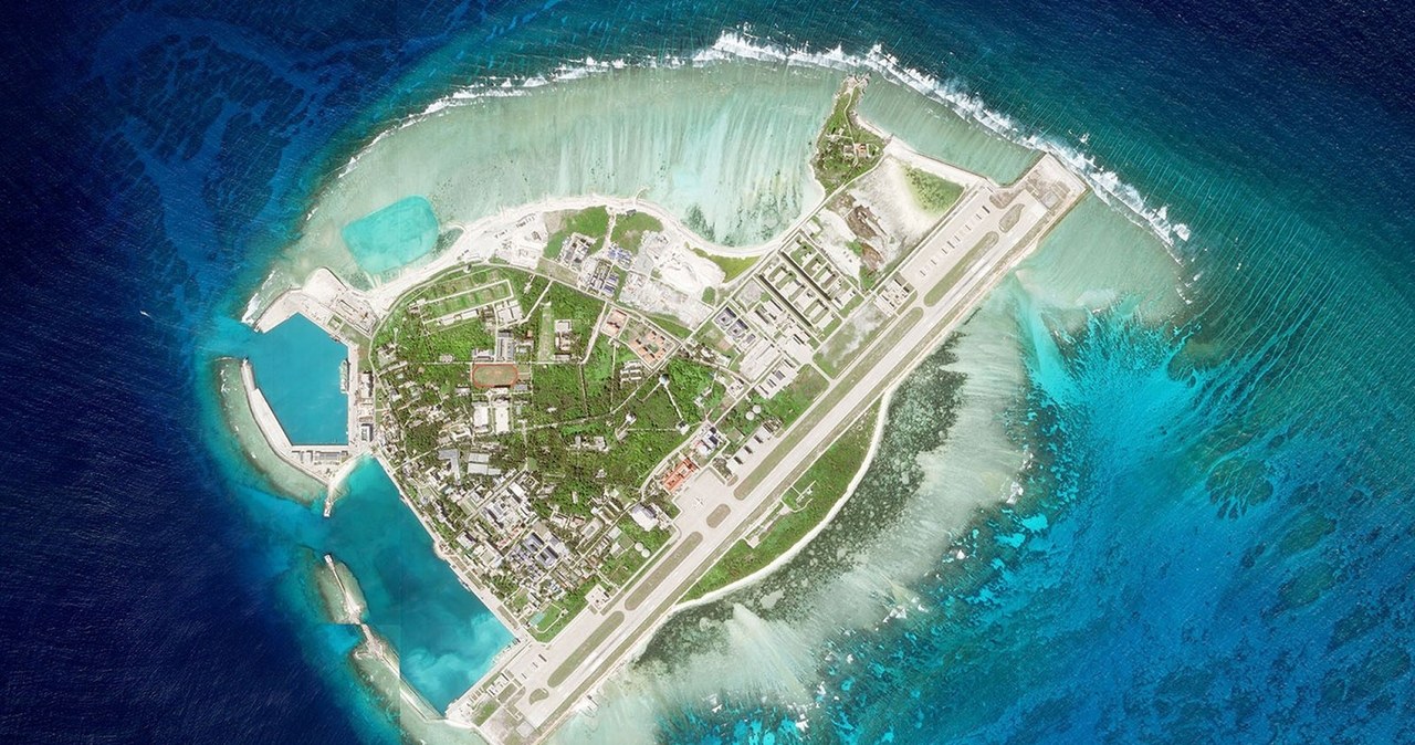 Chiny od kilku lat budują sztuczne wyspy z bazami wojskowymi na wodach Morza Południowochińskiego, by mieć pod kontrolą m.in. Filipiny. Teraz ich władze odwetowo czynią to samo.