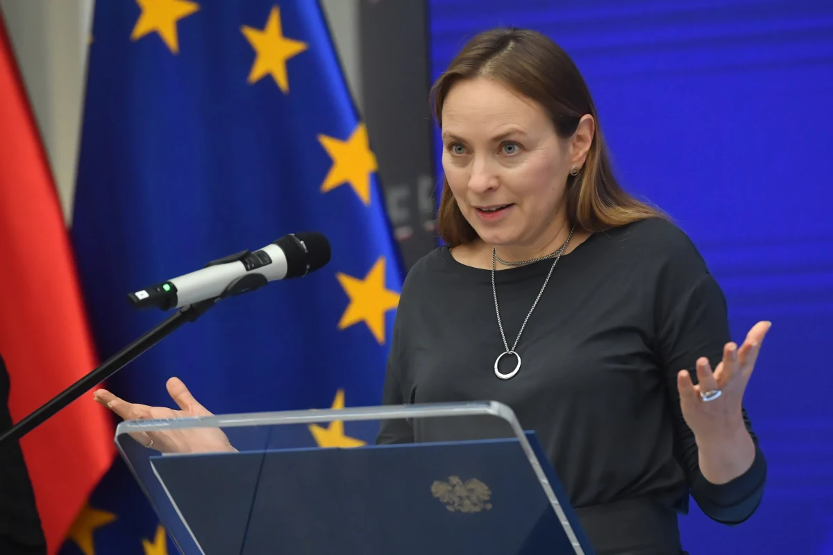 "Komisja Europejska potwierdziła, że Polska spełniła ostatnie trzy warunki niezbędne do pełnego uruchomienia funduszy strukturalnych" - poinformowała minister funduszy i polityki regionalnej Katarzyna Pełczyńska-Nałęcz. Jak dodała, chodzi o 76 mld euro przewidzianych na realizację programów do 2027 roku.