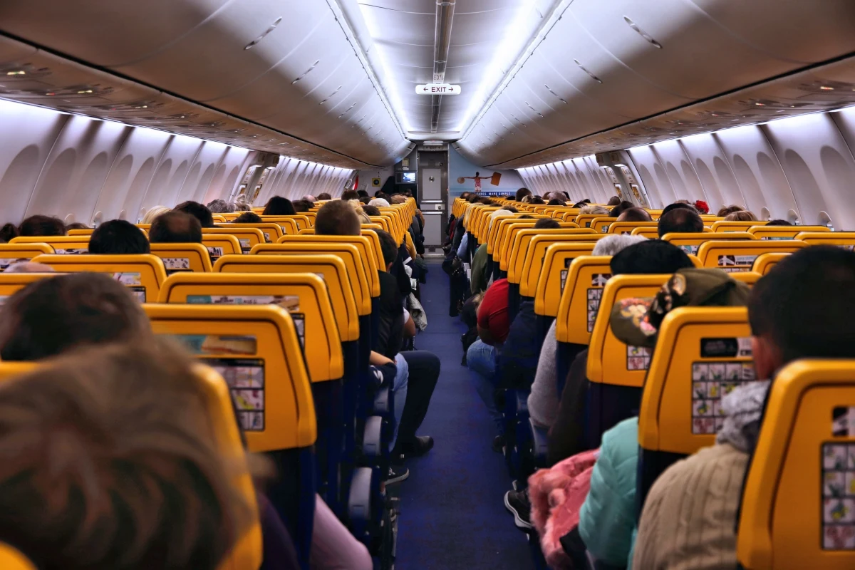 Samolot linii Ryanair lecący z angielskiego Luton na hiszpańską wyspę Lanzarote musiał przymusowo lądować w portugalskim Faro. Powodem było ośmiu zakłócających porządek Polaków. Policja musiała użyć siły wobec jednego z agresywnych pasażerów. 