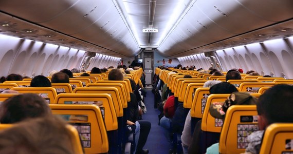 Samolot linii Ryanair lecący z angielskiego Luton na hiszpańską wyspę Lanzarote musiał przymusowo lądować w portugalskim Faro. Powodem było ośmiu zakłócających porządek Polaków. Policja musiała użyć siły wobec jednego z agresywnych pasażerów. 