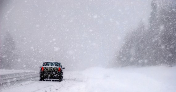 ​Jeśli wybieracie się w trasę, lub już jesteście w podróży, to uważajcie szczególnie w północnej Polsce! Są tam fatalne warunki do jazdy z powodu miejscami intensywnego śniegu, silny wiatr dodatkowo powoduje tam zawieje i zamiecie śnieżne.