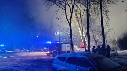 Pożar pustostanu w Bytomiu. Z pobliskiej kamienicy ewakuowano 5 osób