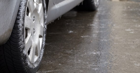Niebezpieczne warunki panują na drogach w północno-wschodniej i centralnej Polsce. Synoptycy ostrzegają przed oblodzeniem. Zamarzająca nawierzchnia dróg i chodników po opadach mokrego śniegu powoduje, że jest naprawdę ślisko.