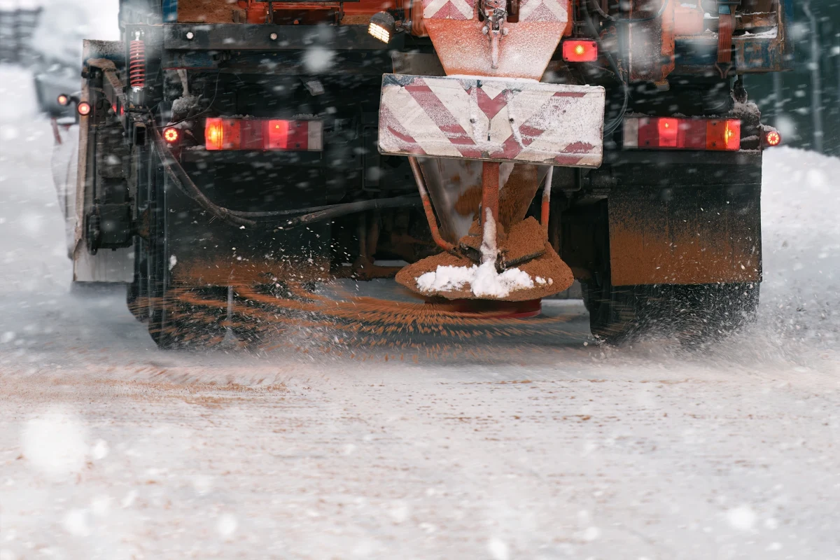 Stołeczny Zarząd Oczyszczania Miasta ogłosił akcję ALFA. Jak poinformowano w komunikacie wszystkie posypywarki w sobotę o godz. 6 wyjechały na te ulice, którymi kursują autobusy miejskie. 