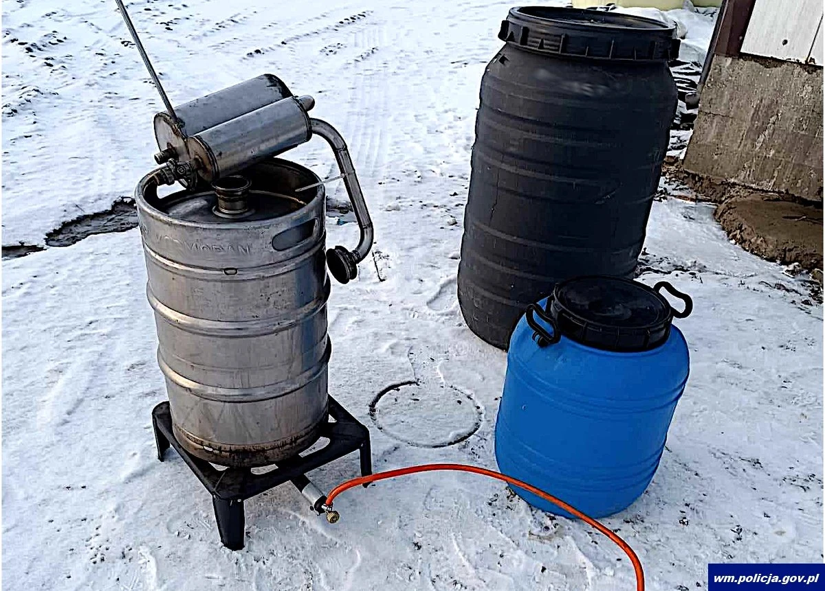 Kara do 3 lat pozbawienia wolności grozi 40-latkowi. Mężczyzna w pomieszczeniu gospodarczym na ternie gminy Iława ( woj. warmińsko-mazurskie) nielegalnie wyprodukował 25 litrów wyrobów zawierających alkohol etylowy. Teraz ze swojej produkcji będzie tłumaczył się przed sądem.