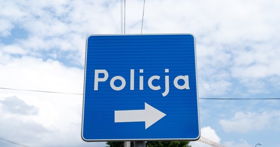 53-letni mężczyzna zmarł w nocy z piątku na sobotę przed komisariatem policji w Częstochowie. Mieszkaniec budynku położonego naprzeciwko komisariatu był reanimowany. Prokuratura zdecydowała o wykonaniu sekcji zwłok.