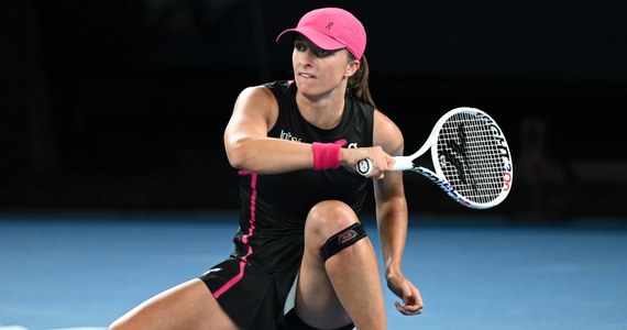 Największe zaskoczenie Australian Open, sensacja, szok - tak czeskie media zareagowały na zwycięstwo 50. w światowym rankingu tenisistek Lindy Noskovej nad prowadzącą w tym zestawieniu Igą Świątek 3:6, 6:3, 6:4 w trzeciej rundzie wielkoszlemowego turnieju w Melbourne..