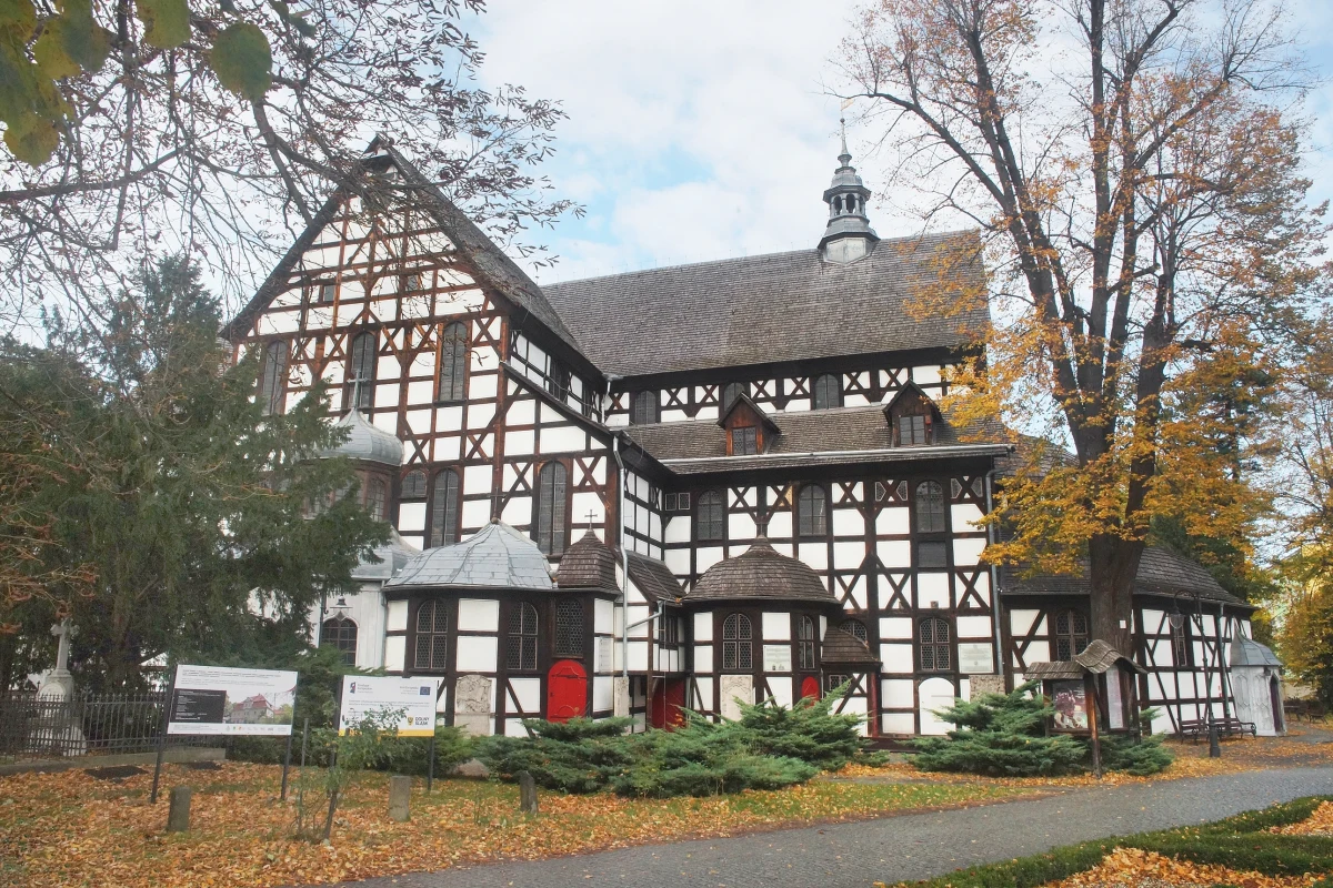 Policja zatrzymała 52-latka, który zdewastował zabytkowy mur okalający Kościół Pokoju w Świdnicy. Mieszkaniec powiatu świdnickiego namalował symbole nazistowskie i wulgarne hasła, obrażające premiera Donalda Tuska. Grozi mu do 10 lat więzienia.  