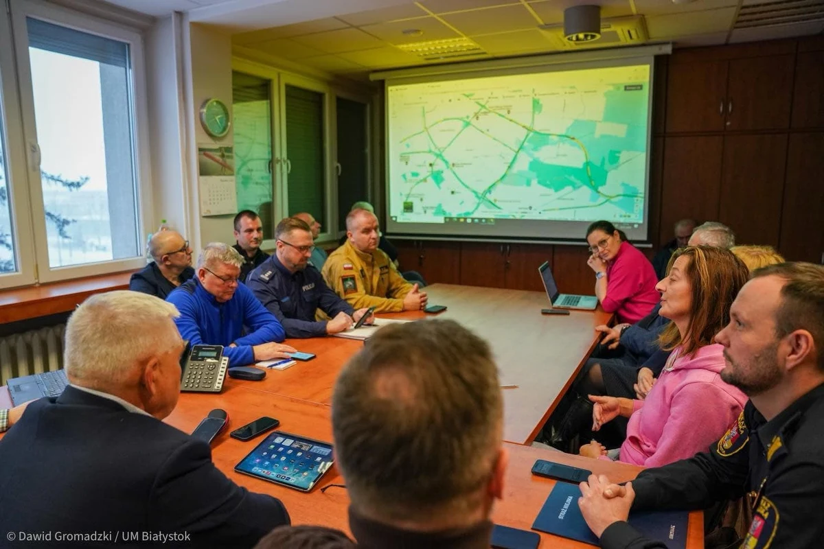 Osiedlowe ulice w Białymstoku mają być od niedzieli odśnieżane z wykorzystaniem dodatkowego sprzętu od miejskich spółek - to jedno z ustaleń po obradach sztabu kryzysowego w mieście w związku z opadami śniegu- poinformowała w komunikacie rzeczniczka prezydenta miasta Urszula Boublej.
