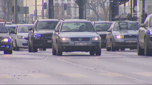 Łódź do tej pory kojarzyła się remontami, teraz będzie również z korkami. W niechlubnym rankingu firmy, która bada ruch samochodowy w miastach na całym świecie, pobiła Warszawę i Kraków. W rankingu światowym jest gorsza od Rzymu, ale lepsza od Londynu. W łódzkim korku potrzebujemy dwudziestu minut na przejechanie dziesięciu  kilometrów. Materiał dla "Wydarzeń" przygotowała Nella Krysztofowicz.