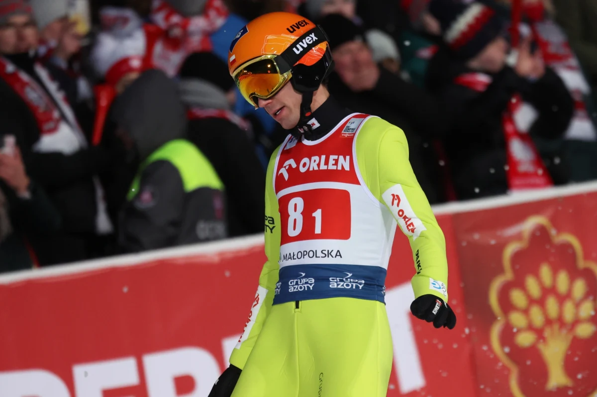 Kamil Stoch, Paweł Wąsek, Aleksander Zniszczoł i Dawid Kubacki zajęli 6. miejsce w konkursie drużynowym Pucharu Świata w skokach narciarskich w Zakopanem. Biało-Czerwoni w grze o podium byli praktycznie do skoku Dawida Kubackiego w ostatniej kolejce. Wygrali Austriacy przed Słoweńcami i Niemcami.