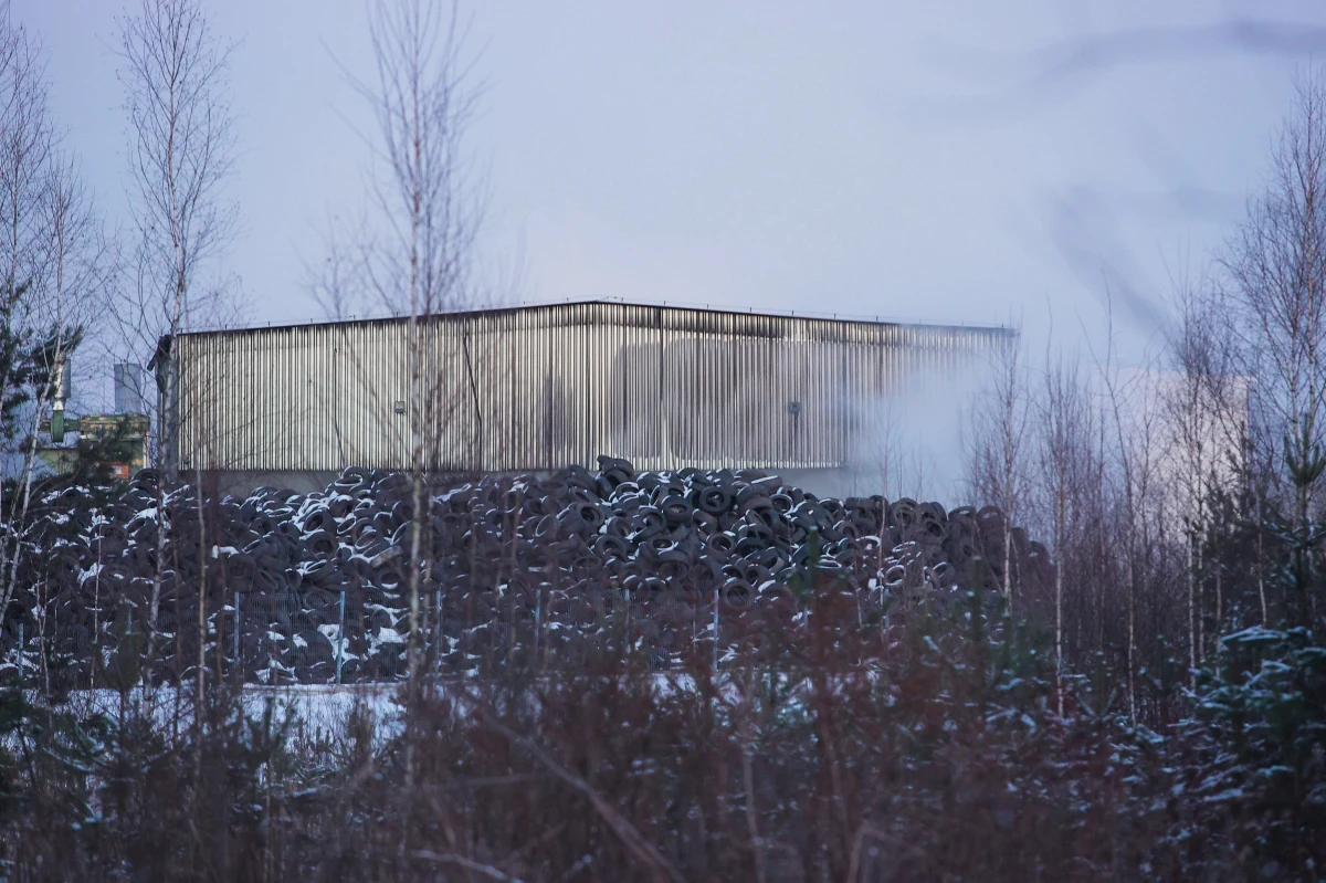 Strażacy opanowali pożar hali, wykorzystywanej do przeróbki zużytych opon, który wybuchł w sobotę po południu w Bukownie w powiecie olkuskim (Małopolskie). Nie ma osób poszkodowanych– przekazał rzecznik małopolskiej straży pożarnej mł. kpt. Hubert Ciepły.