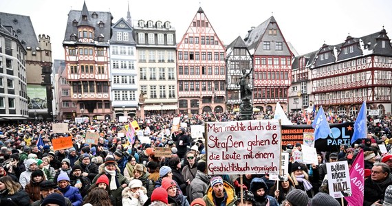 Co najmniej 300 tys. osób manifestowało w sobotę w całych Niemczech przeciwko prawicowemu ekstremizmowi i na rzecz demokracji. Głównym czynnikiem wywołującym falę protestów była ujawniona niedawno informacja o spotkaniu prawicowych ekstremistów i polityków partii AfD w Poczdamie. Miały być tam omawiane plany wydalenia z Niemiec milionów ludzi z imigranckimi korzeniami.