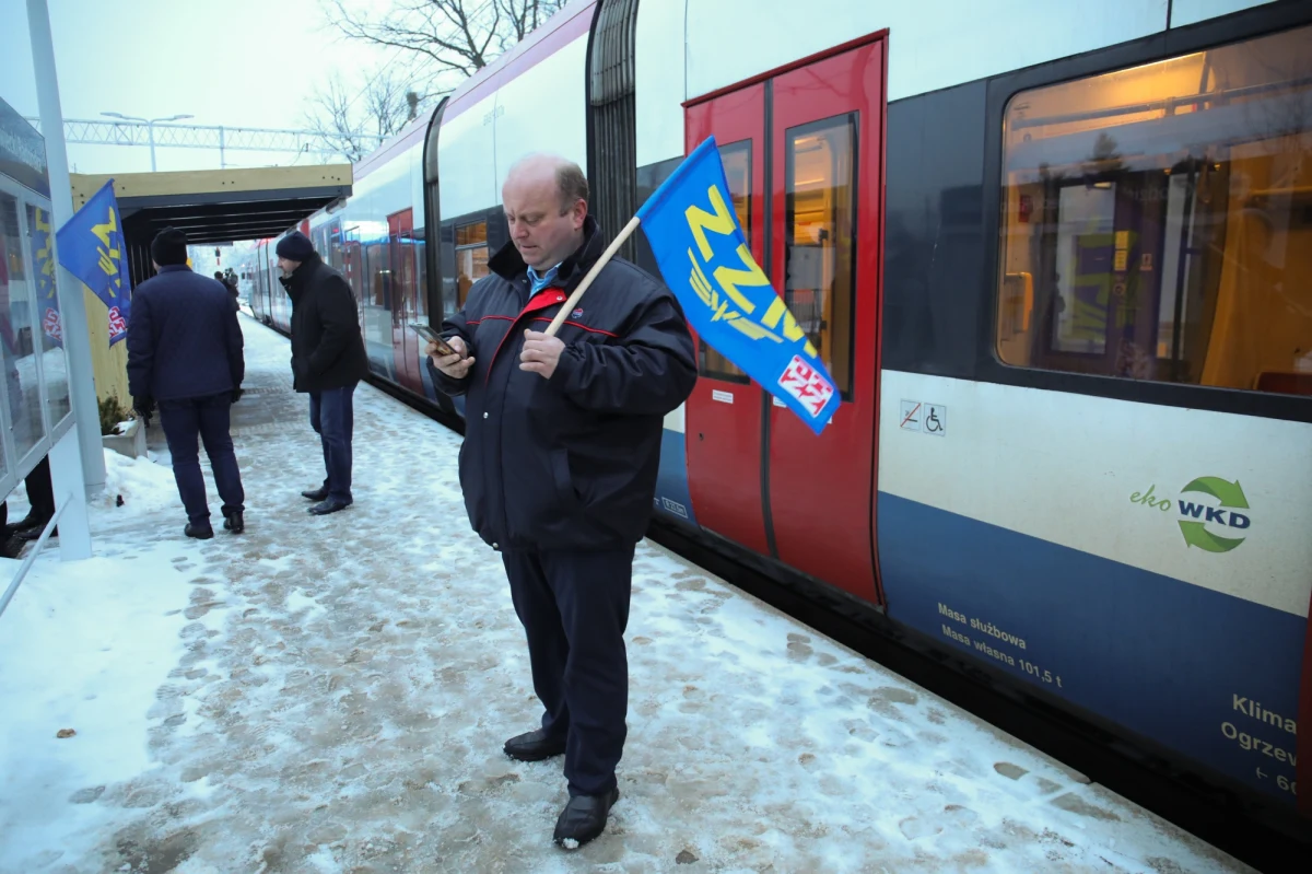 Poniedziałek będzie kolejnym dniem strajku pracowników Warszawskiej Kolei Dojazdowej. Oprócz maszynistów protestują również m.in. pracownicy warsztatu. W godzinach 6-8 i 15-17 staną pociągi przewoźnika.