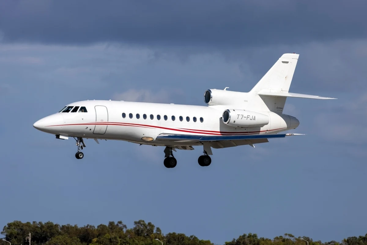 Francuski samolot Dassault Falcon 10, zarejestrowany w państwowym rejestrze cywilnych statków powietrznych Federacji Rosyjskiej, lecący do Rosji zniknął minionej nocy z radarów nad Afganistanem. Afgańska policja poinformowała, że otrzymała informację o katastrofie maszyny na terenie prowincji Badachszan. Cztery osoby przeżyły katastrofę - poinformowały rosyjskie służby lotnicze. Stan dwóch osób nie jest znany.