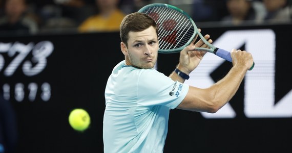 ​Hubert Hurkacz stanie w poniedziałek przed szansą awansu do ćwierćfinału Australian Open. Rywalem polskiego tenisisty będzie Francuz Arthur Cazaux. Mamy dobrą wiadomość - nie trzeba wstawać zbyt wcześnie, by obejrzeć występ Polaka. Mecz rozpocznie się nie wcześniej niż godz. 5:00 czasu polskiego.