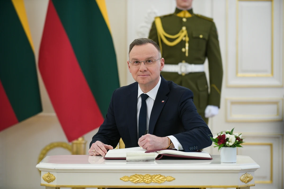 "Jestem otwarty na negocjacje ws. zmian w wymiarze sprawiedliwości, ale jest 'warunek brzegowy'. Nie pozwolę na żadną weryfikację sędziów powołanych w okresie 8,5 roku mojej prezydentury" - podkreślił prezydent Andrzej Duda. Jak dodał, nie ma wątpliwości, że blokowanie KPO było związane z próbą wymuszenia zmiany władzy w Polsce.