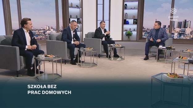 W coniedzielnym programie Bogdana Rymanowskiego gościli: Piotr Zgorzelski (PSL) Krzysztof Bosak (Konfederacja), Anna-Maria Żukowska (Lewica), Łukasz Rzepecki (kancelaria prezydenta), Przemysław Czarnek (PiS) i Zbigniew Konwiński (KO).
 Pierwszym z poruszanych tematów były zapowiedziane przez Donalda Tuska zmiany w edukacji. Od kwietnia w życie wejdą nowe zasady zadawania prac domowych - nie będzie ich w klasach 1-3 szkoły podstawowej, a klasach 4-8 - "tylko dla chętnych i bez oceniania".