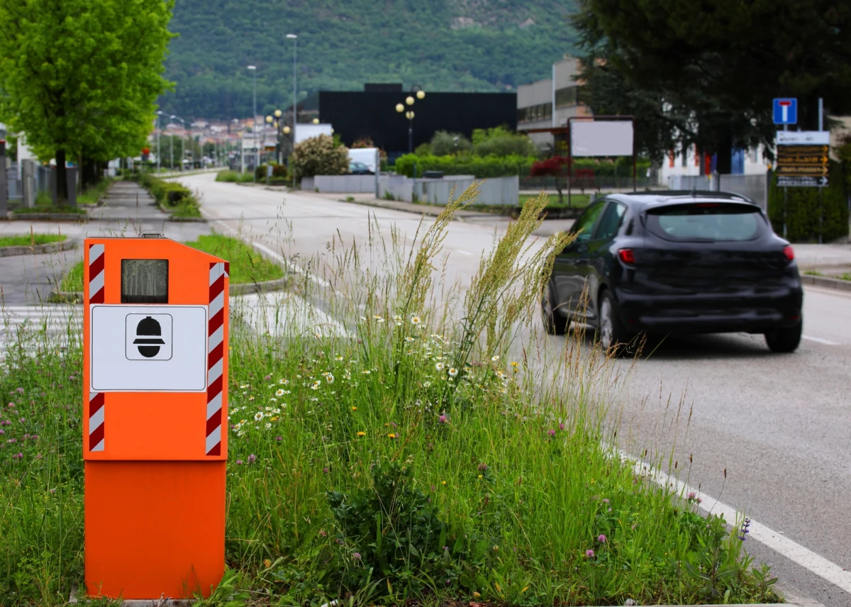 Włochy są europejskim rekordzistą pod względem liczby fotoradarów, zainstalowanych na ulicach i drogach - ogłosiła włoska organizacja obrony praw konsumentów Codacons. Według przedstawionych przez nią danych w całym kraju jest 11 130 urządzeń do pomiaru prędkości.