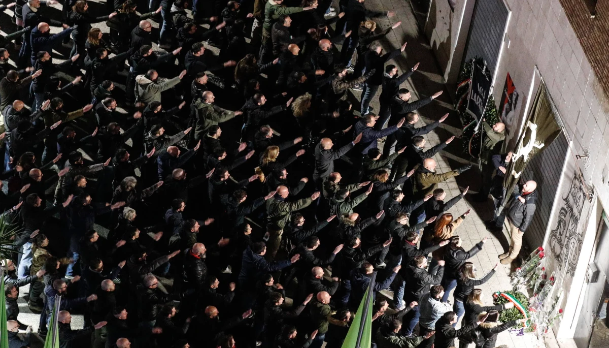 Włoski sąd najwyższy orzekł, że salut rzymski - popularne pozdrowienie używane przez ugrupowania faszystowskie - może być używany na wiecach. Są jednak dwa wyjątki: takich gestów nie można wykonywać, jeśli zagrażają one porządkowi publicznemu lub stwarzają ryzyko odrodzenia się zdelegalizowanej we Włoszech partii faszystowskiej.