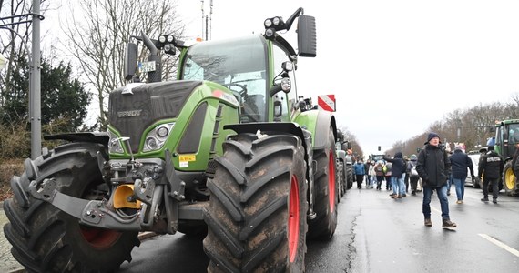 Poważne utrudnienia czekają w poniedziałek (22 stycznia) kierowców na autostradzie koło Szczecina. Niemieccy rolnicy mają przez kilka godzin blokować trasę do Berlina. Z tego powodu konieczne będzie zamknięcie kilkunastokilometrowego odcinka autostrady A6 do granicy w Kołbaskowie.