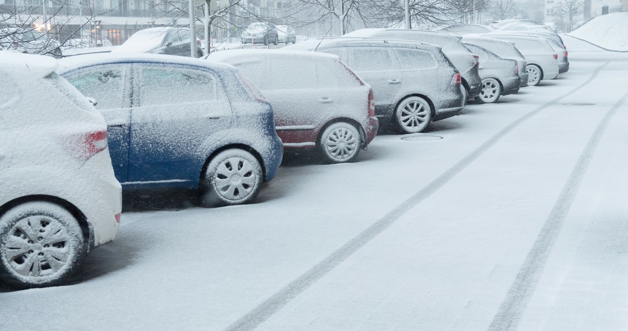 Zima, spore, wyzwanie, kierowców, szczególnie, tych, którzy, mają, możliwości, parkowania, wiatą, garażu, Jednak, problem, zamar Pokrowiec na auto zimą. Idealna ochrona czy zbędny gadżet?