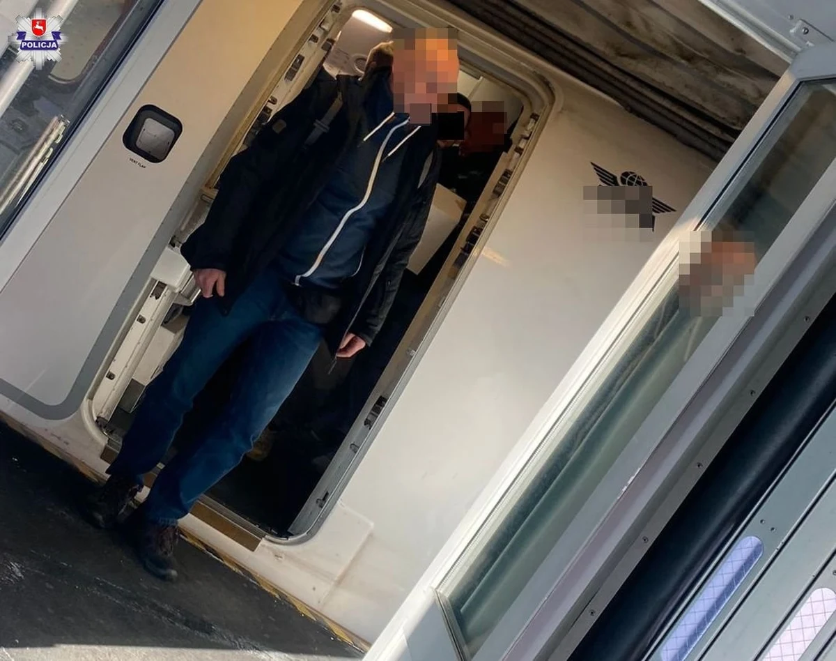 Policjanci zatrzymali w Belgii 33-latka poszukiwanego za rozbój z użyciem niebezpiecznego narzędzia w 2015 r. w Białej Podlaskiej (Lubelskie). Według ustaleń, podczas kradzieży bił pokrzywdzonego drewnianą pałką po głowie. Mężczyzna poszukiwany był listem gończym i Europejskim Nakazem Aresztowania.