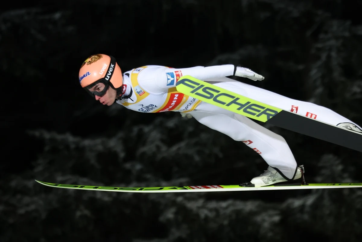 Austriak Stefan Kraft zwyciężył w konkursie Pucharu Świata w skokach w Zakopanem. Najlepszy z Polaków, Aleksander Zniszczoł, zajął 11. miejsce, choć po pierwszej serii był czwarty. Zwycięstwo w pierwszym w historii PolSKIm Turnieju odniosła reprezentacja Austrii. Poznaliśmy też skład reprezentacji Polski na zbliżające się MŚ w lotach.