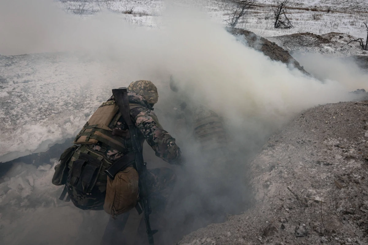 Linie frontu wojny na Ukrainie zostały opanowane przez szczury i myszy, które rozprzestrzeniają wśród żołnierzy choroby paraliżujące ich zdolności bojowe. Przypomina to makabryczne warunki w okopach podczas I wojny światowej - informuje CNN.