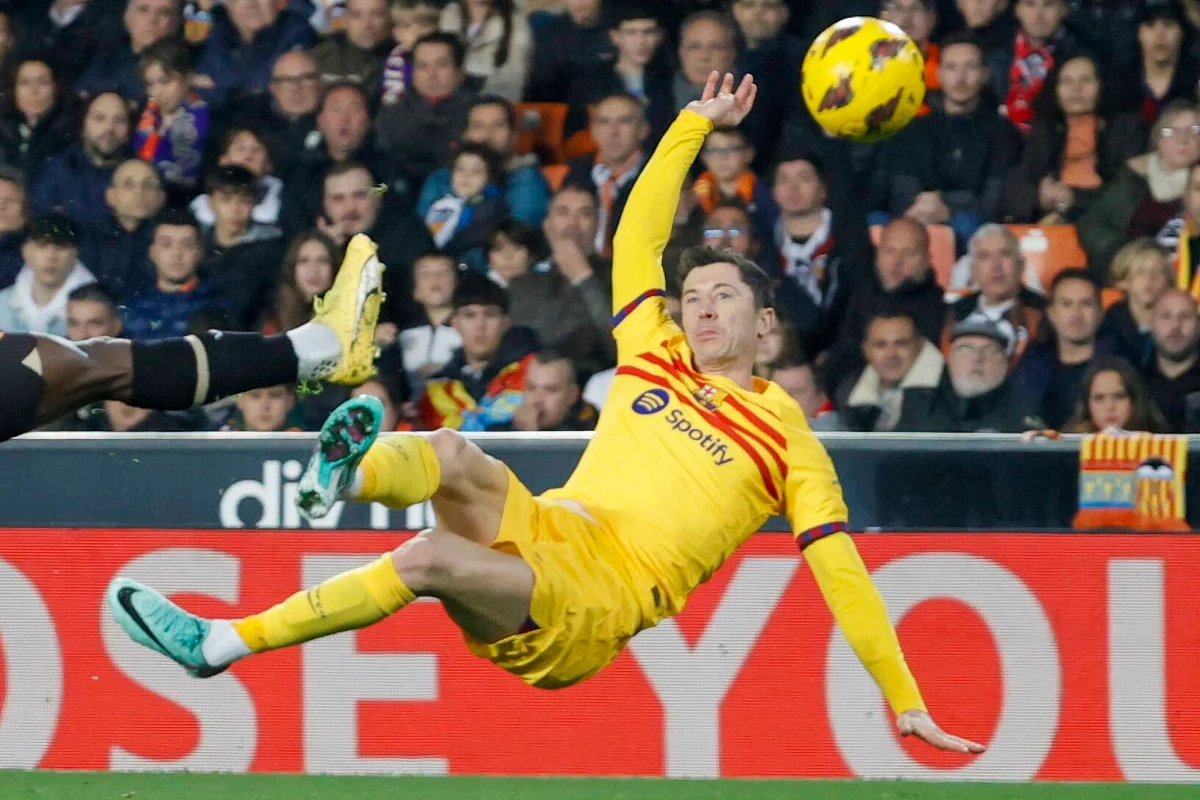Ferran Torres strzelił trzy gole dla Barcelony i zaliczył asystę w wygranym 4:2 wyjazdowym spotkaniu z Betisem w 21. kolejce Primera Division. Losy meczu rozstrzygnęły się w doliczonym czasie gry. Robert Lewandowski został zmieniony w 63. minucie.