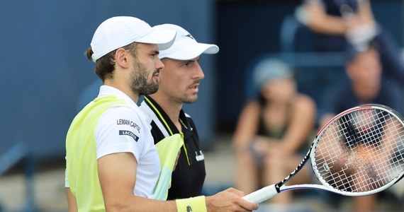 ​Jan Zieliński i Hugo Nys awansowali do ćwierćfinału debla w wielkoszlemowym turnieju tenisowym Australian Open w Melbourne. Polak i Monakijczyk pokonali w 1/8 finału Holendra Jeana-Juliena Rojera i Brytyjczyka Lloyda Glasspoola 3:6, 6:4, 7:6 (10-3).