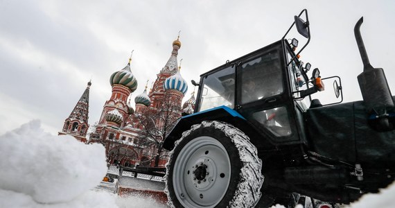 Tysiące Rosjan żyje bez ogrzewania podczas mroźnej zimy, która niszczy infrastrukturę kraju pochodzącą z czasów sowieckich. Na ulice wróciły kuchnie polowe, na których marznący ludzie gotują posiłki, informują Reuters i brytyjski The Telegraph.