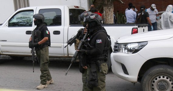 Co najmniej 12 przestępców zginęło na północy Meksyku w wymianie ognia z siłami porządkowymi podczas nieudanej próby uwolnienia syna przywódcy groźnego gangu. Mężczyzna był związany z potężnym kartelem Sinaloa. 
