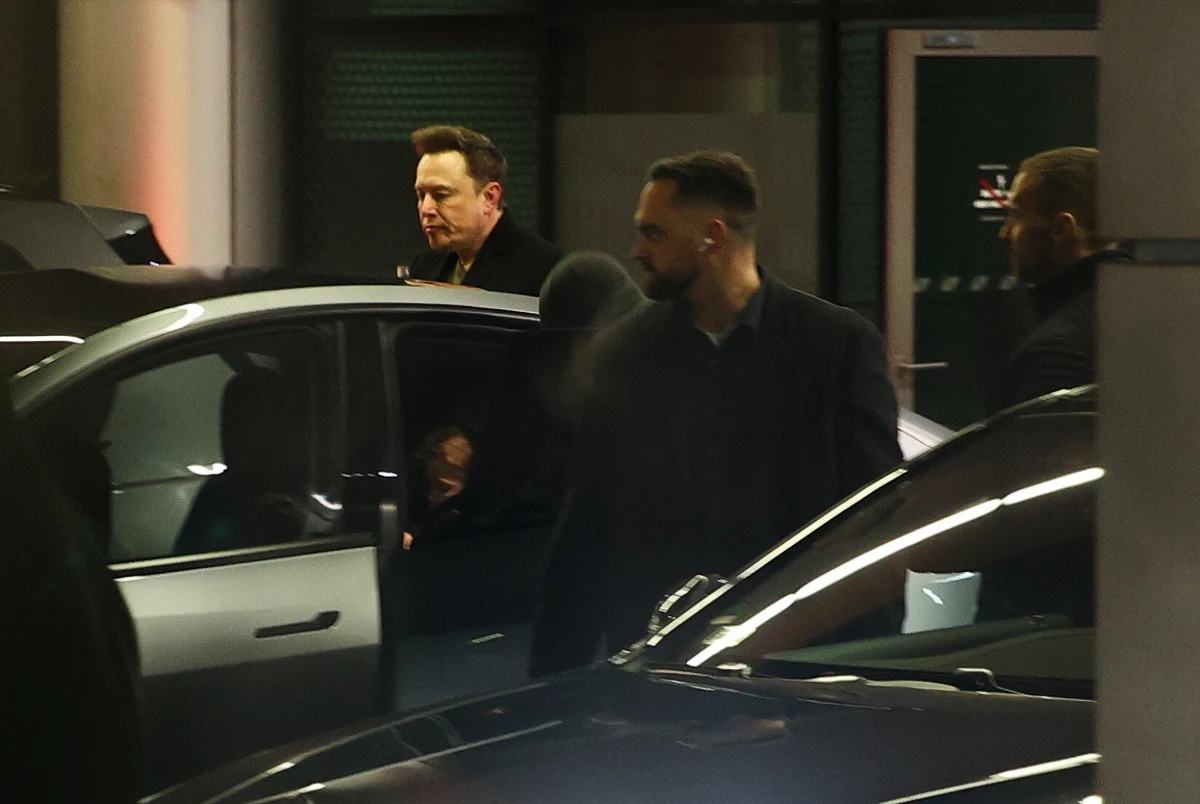 Elon Musk, miliarder, właściciel Tesli i platformy X, przyleciał do Polski. Musk m.in. ma wziąć udział w sympozjum dotyczącym antysemityzmu w Krakowie i ceremonii w byłym KL Auschwitz.