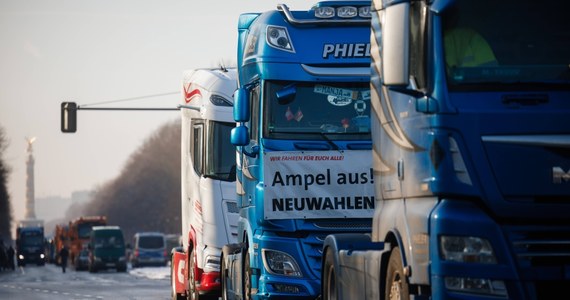 Niemieccy rolnicy nie odpuszczają. Ich protest dał się dziś we znaki kierowcom z Polski. O godzinie 8:00 zaczęła się blokada autostrady A11, prowadzącej ze Szczecina w kierunku Berlina.