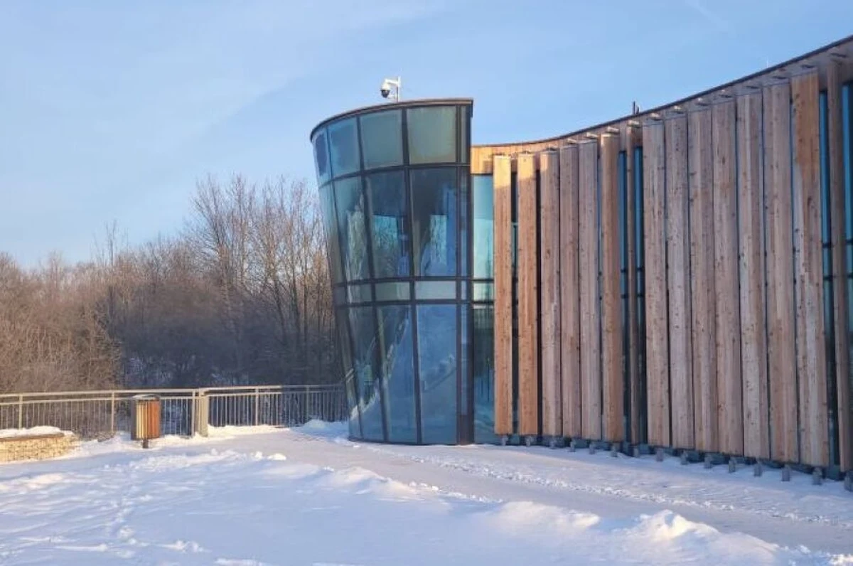 Zarząd Zieleni Miejskiej podpisał umowę na dzierżawę powierzchni w budynku wejściowym przy kąpielisku Zakrzówek. To oznacza, że prawdopodobnie od wiosny odwiedzający to miejsce będą mogli napić się kawy z widokiem na kąpielisko. 