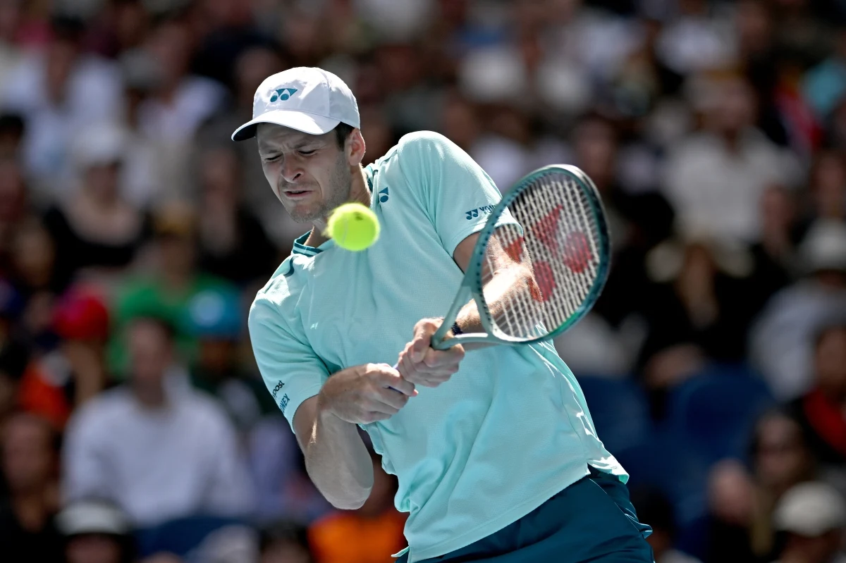 Hubert Hurkacz pozostaje w grze o triumf w Australian Open. Nasz tenisista w poniedziałkowy poranek czasu polskiego zameldował się w ćwierćfinale, pokonując Francuza Arthura Cazauxa 7:6 (8-6), 7:6 (7-3), 6:4. Polak po raz pierwszy dotarł do tej fazy Australian Open.