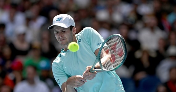 Hubert Hurkacz pozostaje w grze o triumf w Australian Open. Nasz tenisista w poniedziałkowy poranek czasu polskiego zameldował się w ćwierćfinale, pokonując Francuza Arthura Cazauxa 7:6 (8-6), 7:6 (7-3), 6:4. Polak po raz pierwszy dotarł do tej fazy Australian Open.