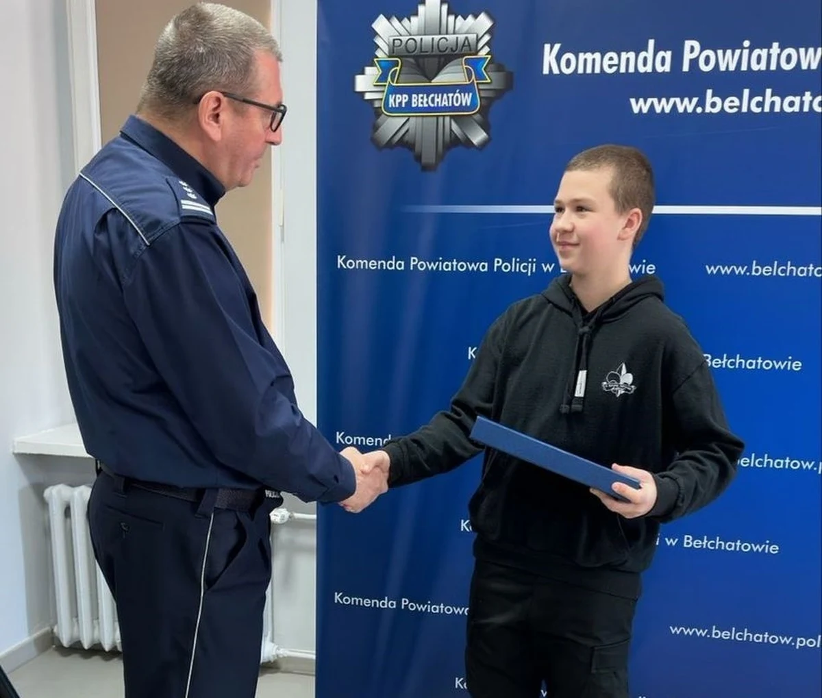 O dużym szczęściu może mówić 28-letni mieszkaniec Bełchatowa ( Łódzkie), który prawdopodobnie nie zachował należytej ostrożności podczas wymiany opon w swoim samochodzie. W czasie wykonywania prac został przygnieciony przez auto. W odpowiednim miejscu i czasie znalazł się 13-latek, który natychmiast zaalarmował służby ratunkowe. Podziękowania za właściwą reakcję na zagrożenie Kuba Niewiadomski otrzymał od szefa bełchatowskich policjantów.