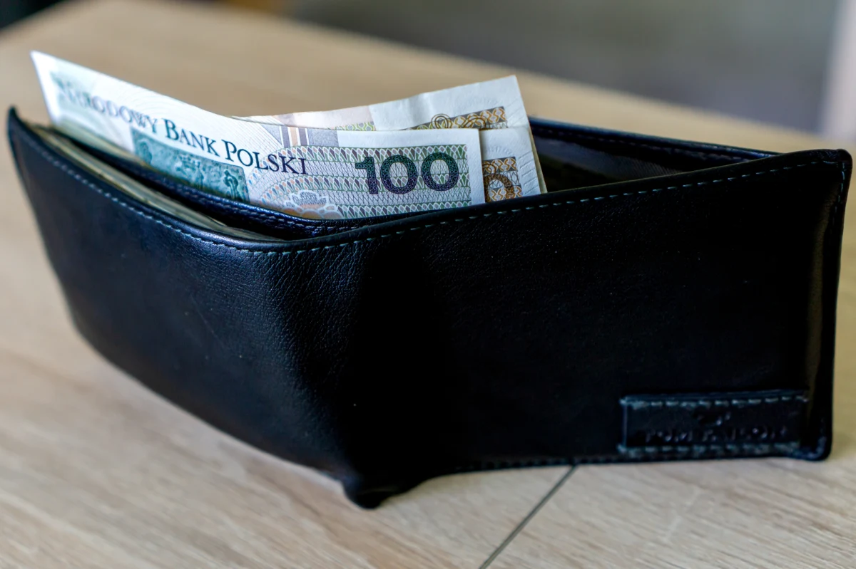 Przeciętne wynagrodzenie brutto w sektorze przedsiębiorstw w grudniu 2023 r. wyniosło 8032,96 zł, co oznacza wzrost o 9,6 proc. rok do roku - podał Główny Urząd Statystyczny. Zatrudnienie w tym sektorze spadło o 0,1 proc.