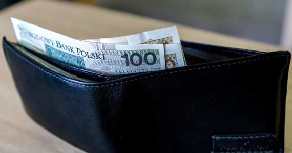 Przeciętne wynagrodzenie brutto w sektorze przedsiębiorstw w grudniu 2023 r. wyniosło 8032,96 zł, co oznacza wzrost o 9,6 proc. rok do roku - podał Główny Urząd Statystyczny. Zatrudnienie w tym sektorze spadło o 0,1 proc.