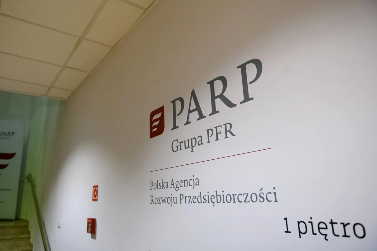 "Podjęłam decyzją o odwołaniu zarządu Polskiej Agencji Rozwoju Przedsiębiorczości. To największa instytucja wspierająca przedsiębiorców w Polsce, ma ogromne fundusze na wsparcie przedsiębiorców. W perspektywie finansowej 2021-2027 to jest ok. 20 mld zł z funduszy strukturalnych. W tym roku PARP powinien przekazać przedsiębiorcom 3,5 mld zł” – powiedziała minister funduszy i polityki regionalnej Katarzyna Pełczyńska-Nałęcz.