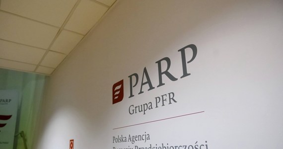 "Podjęłam decyzją o odwołaniu zarządu Polskiej Agencji Rozwoju Przedsiębiorczości. To największa instytucja wspierająca przedsiębiorców w Polsce, ma ogromne fundusze na wsparcie przedsiębiorców. W perspektywie finansowej 2021-2027 to jest ok. 20 mld zł z funduszy strukturalnych. W tym roku PARP powinien przekazać przedsiębiorcom 3,5 mld zł” – powiedziała minister funduszy i polityki regionalnej Katarzyna Pełczyńska-Nałęcz.